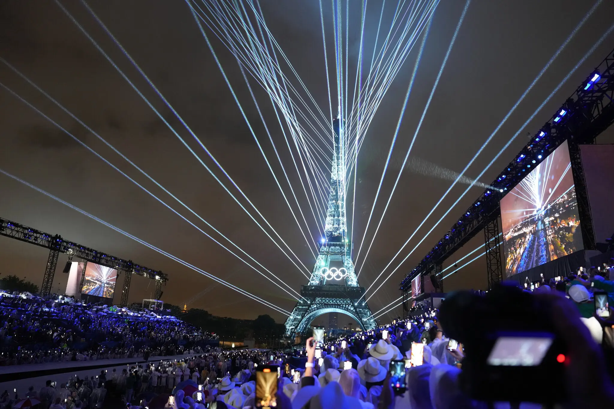 Залитий дощем, Париж відкриває свої ігри вечіркою на човнах на Сені